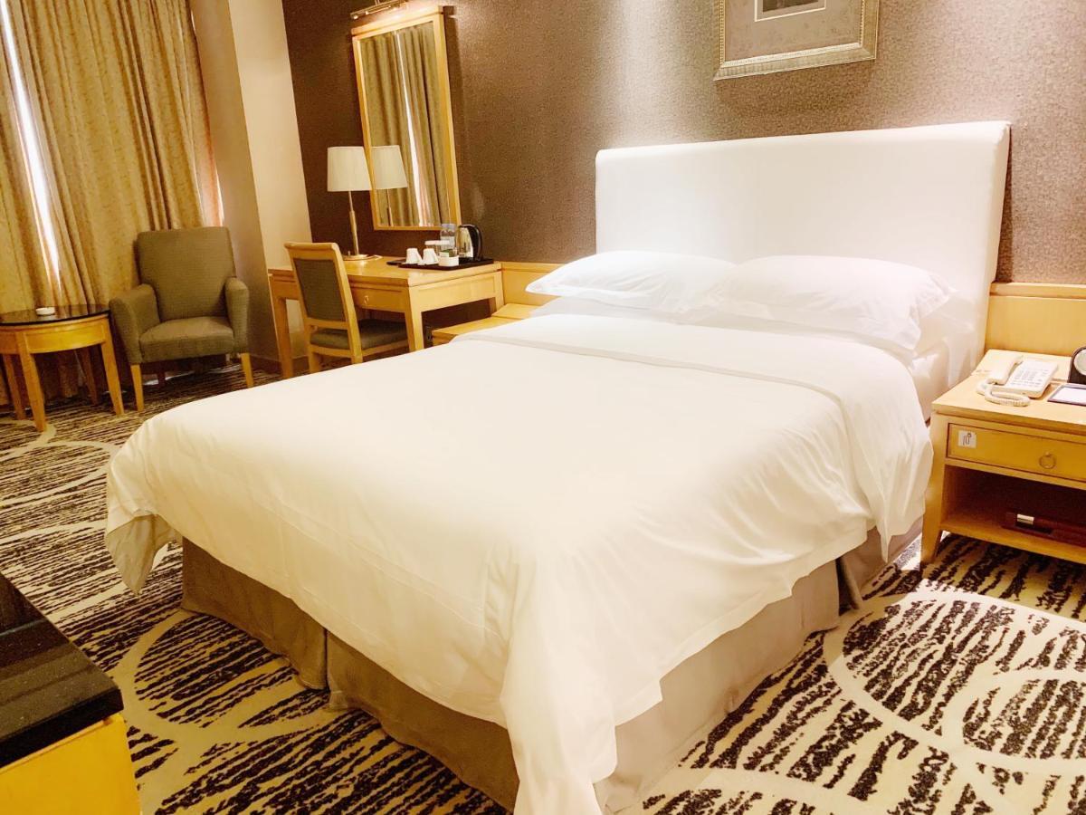 Guangzhou Baiyun Hotel Eksteriør billede A bed with a duvet