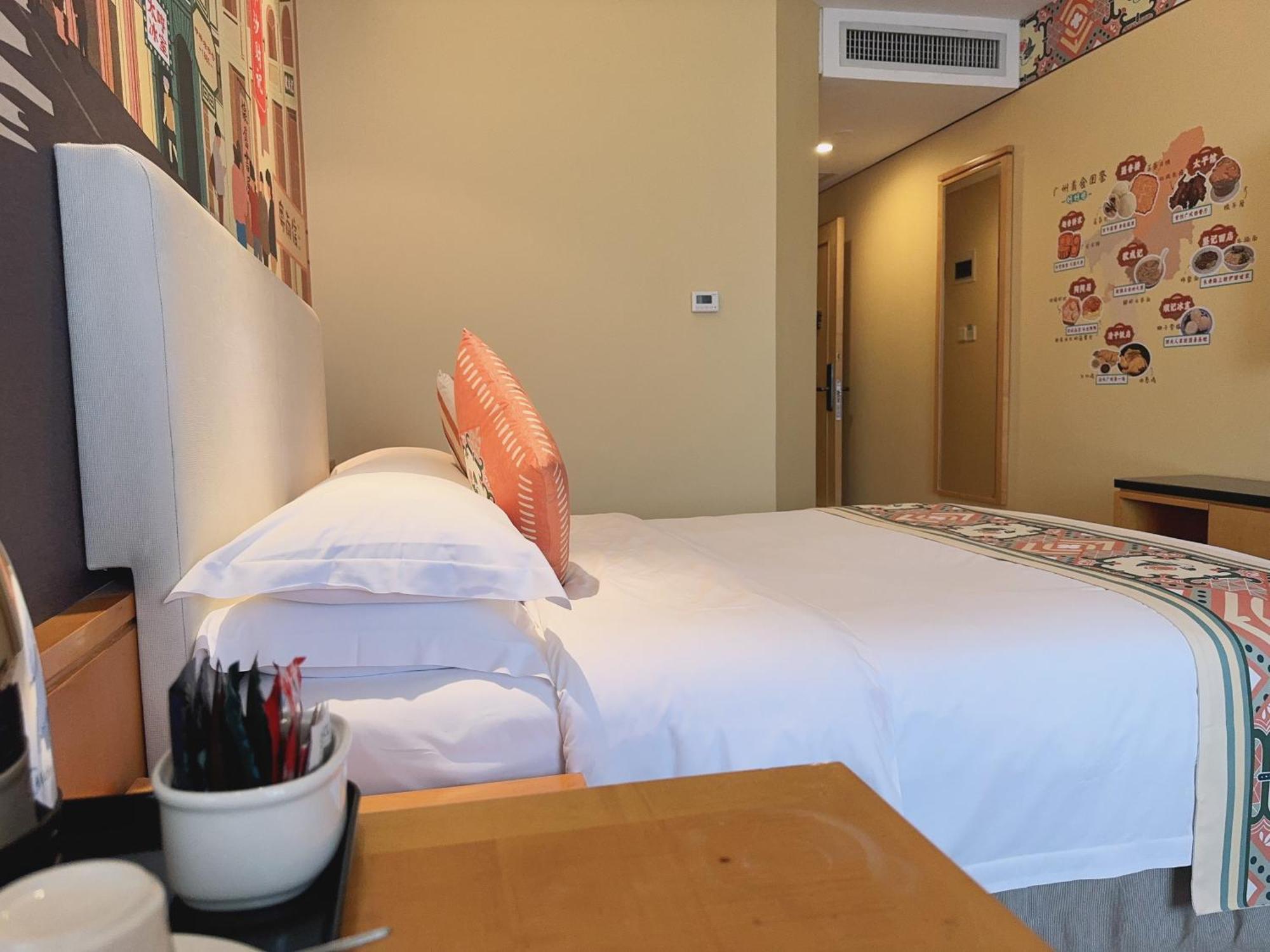Guangzhou Baiyun Hotel Eksteriør billede A room at the hotel