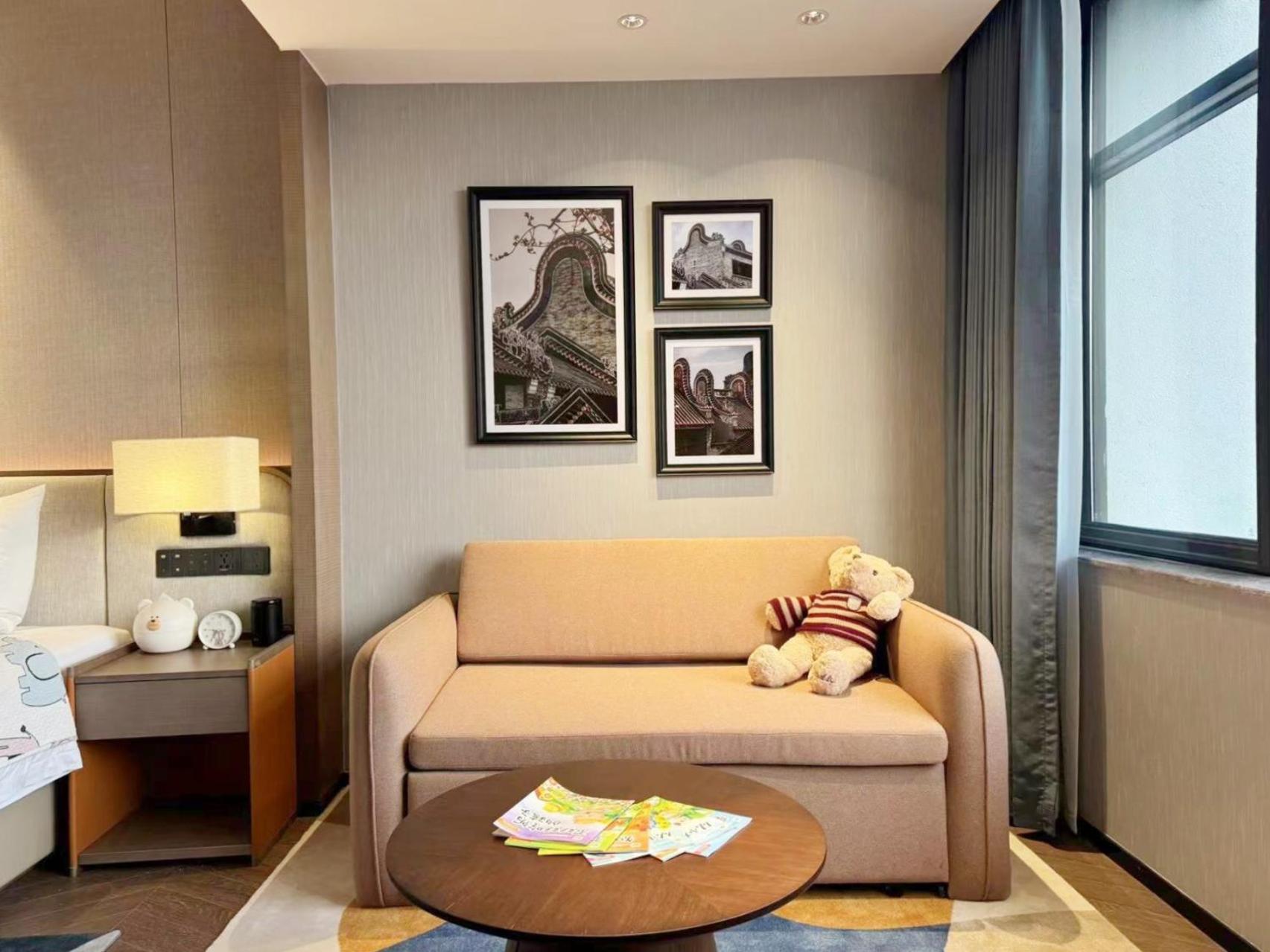 Guangzhou Baiyun Hotel Eksteriør billede A sofa bed