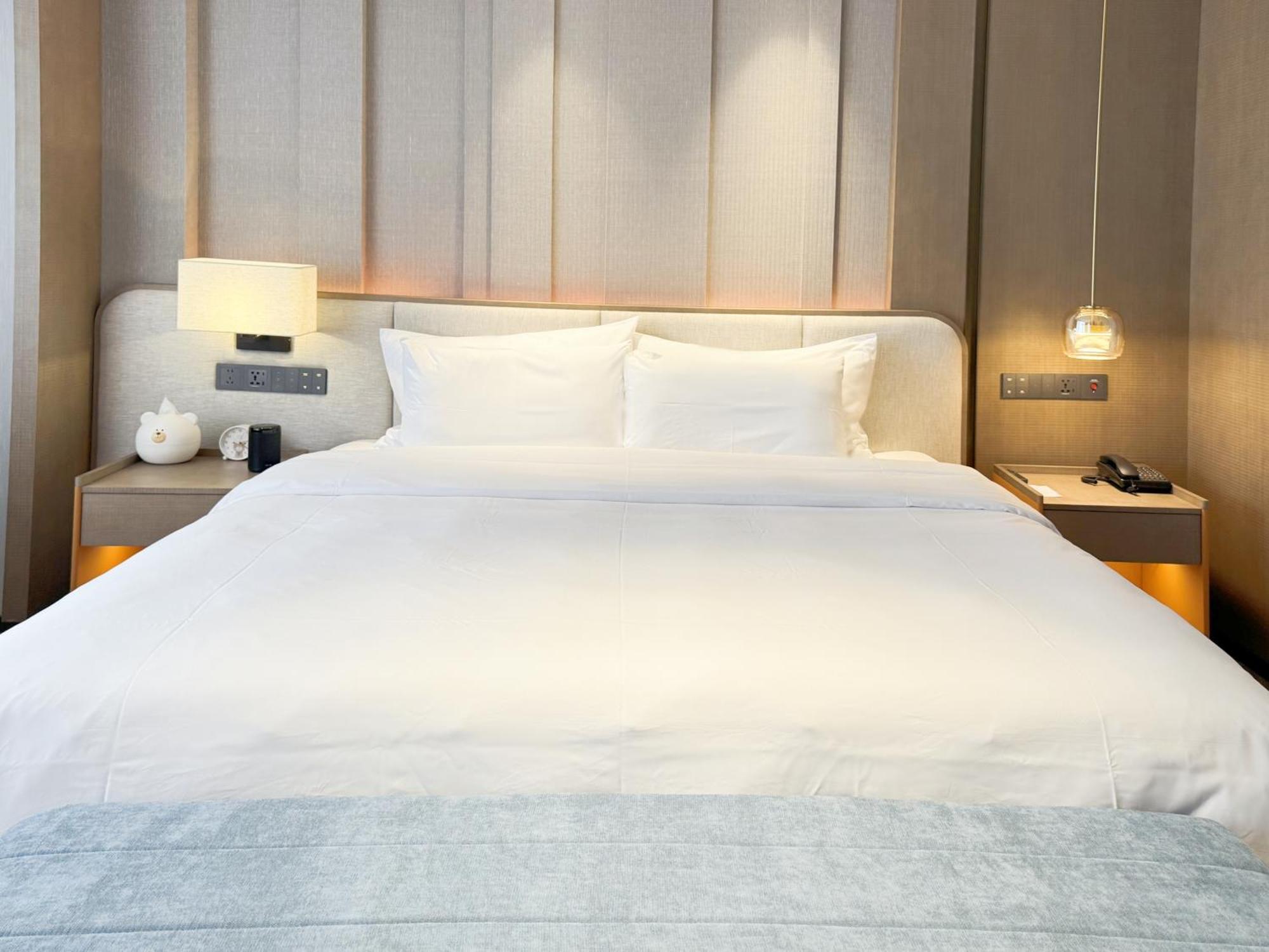 Guangzhou Baiyun Hotel Eksteriør billede A bed