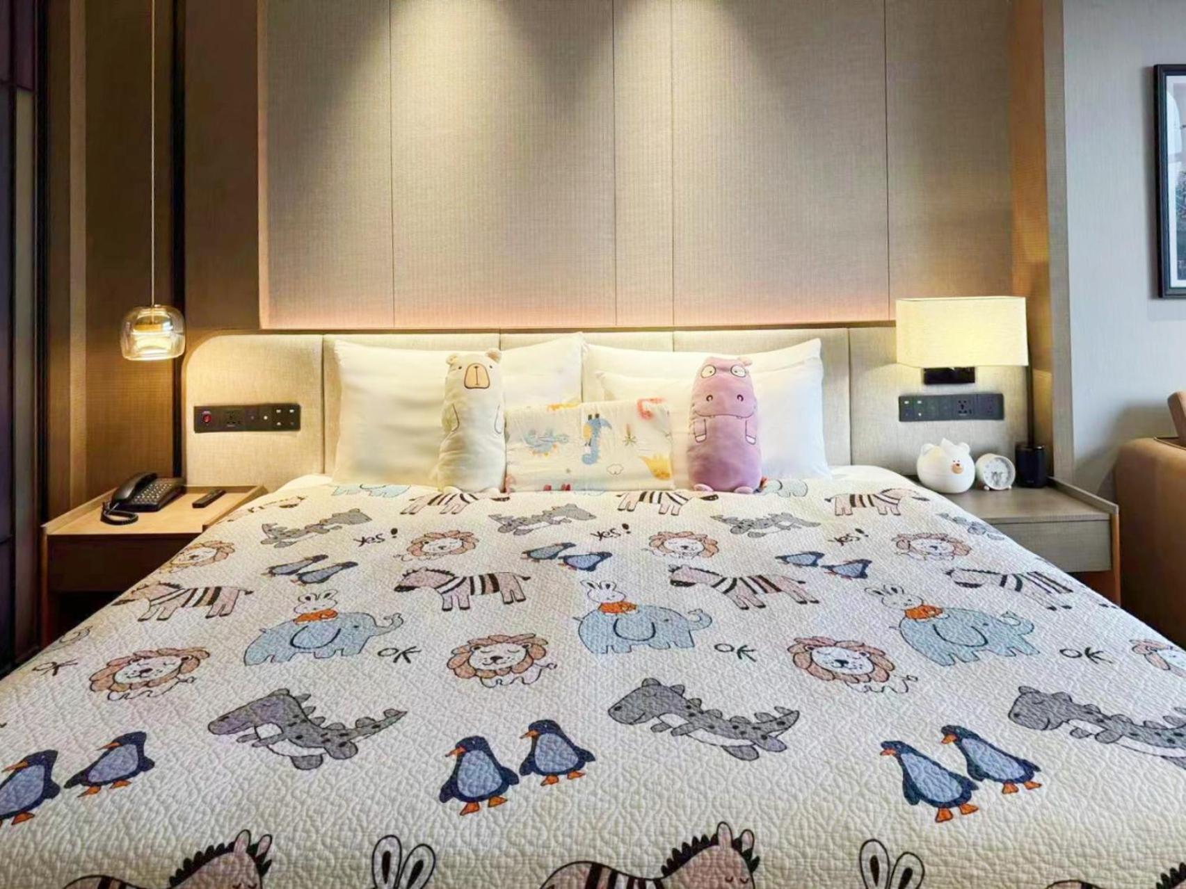 Guangzhou Baiyun Hotel Eksteriør billede A bed with a duvet