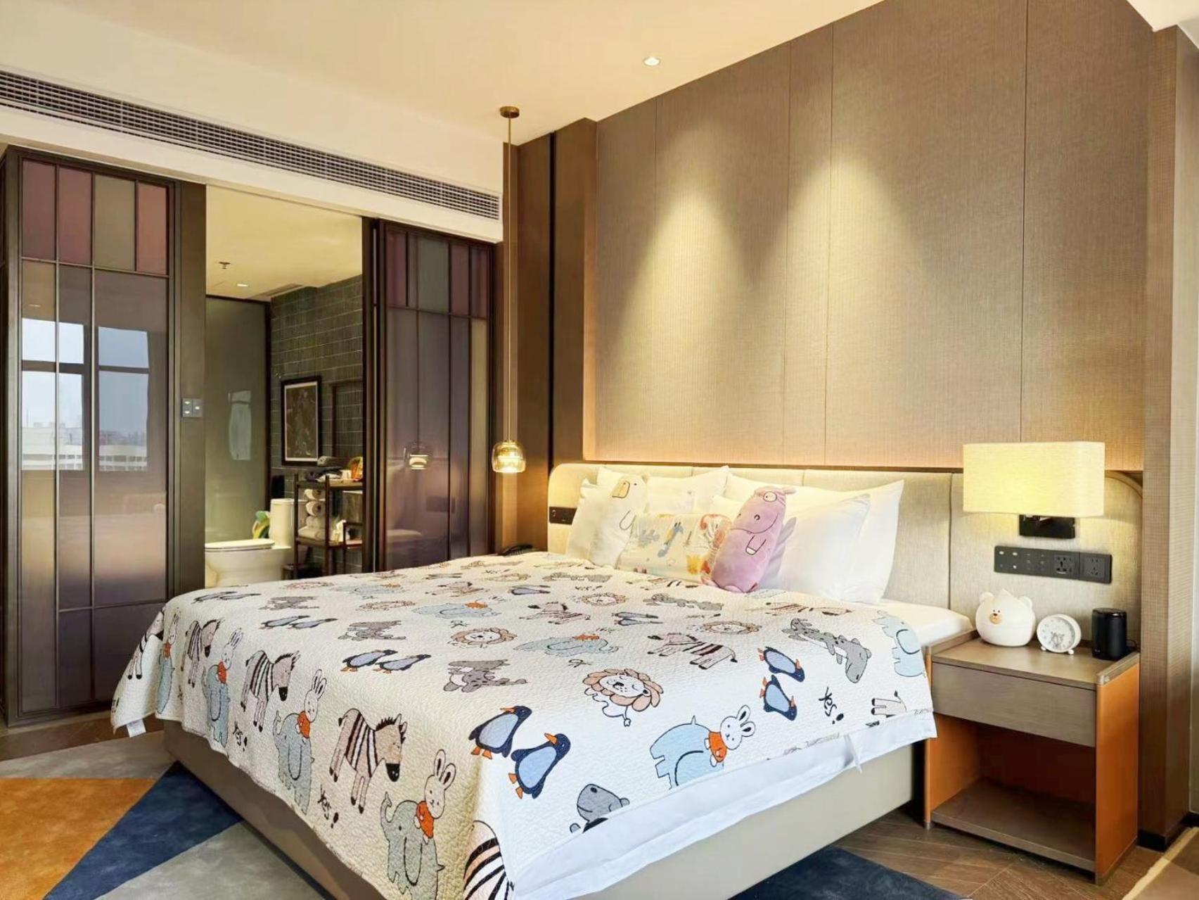 Guangzhou Baiyun Hotel Eksteriør billede A bedroom at the hotel