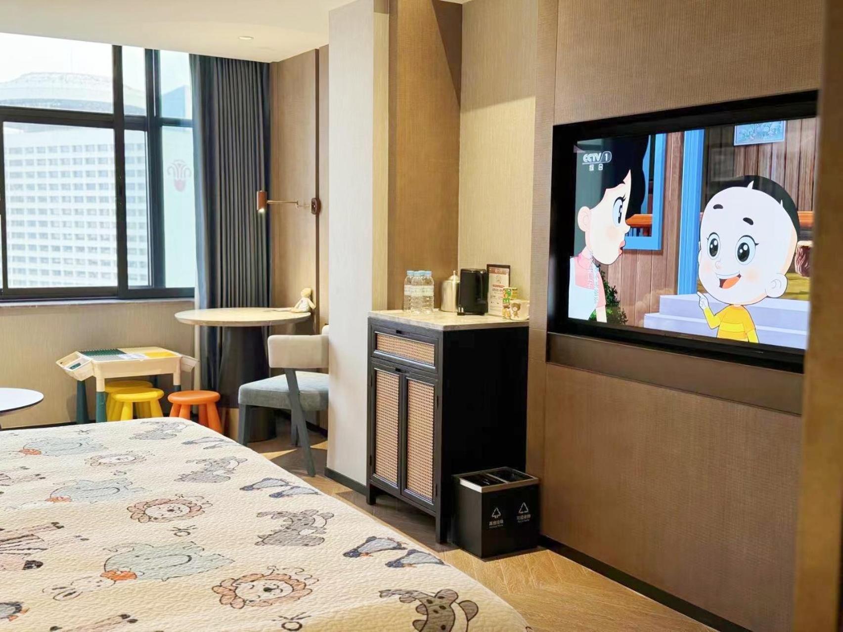 Guangzhou Baiyun Hotel Eksteriør billede A television in a hotel room